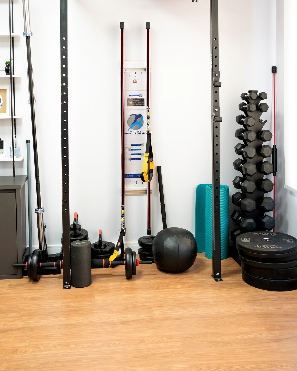 Rack de treino, halteres e anilhas da sala de força do Instituto Roberto Rodrigues