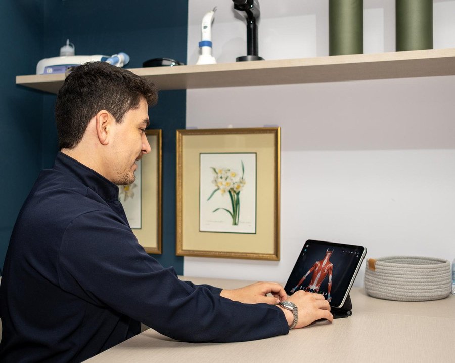 Fisioterapeuta do Instituto Roberto Rodrigues durante a consulta de avaliação